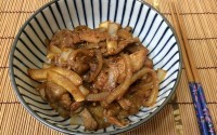 豚肉生姜燒丼 (豚肉の生姜焼き丼)